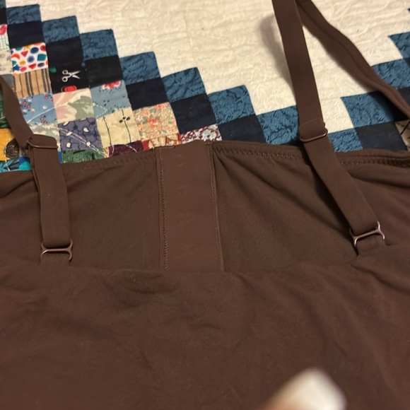 SKIMS Fits Everybody Adaptive Cami 2X in Cocoa - Picture 2 of 2